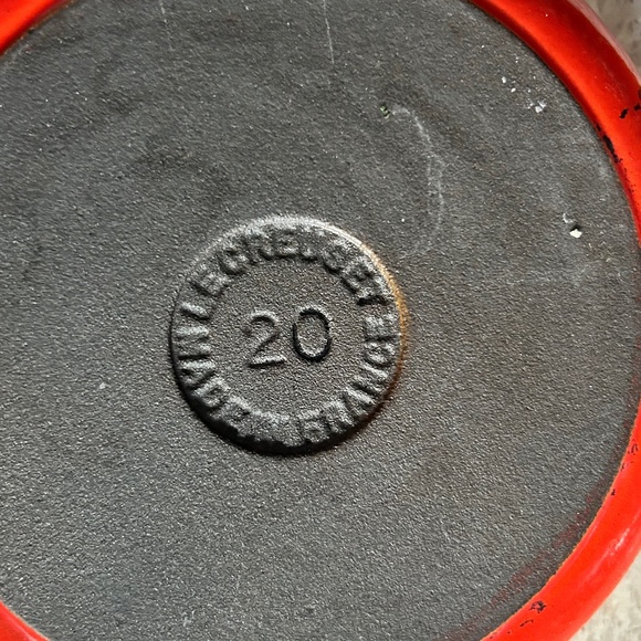 Le Creuset 7.5” Double Spout #20 Cast Iron Skillet - Picture 5 of 5